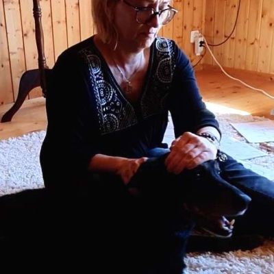 Kinesiologischer Muskeltest während einer tierenergetischen Behandlung beim Hund