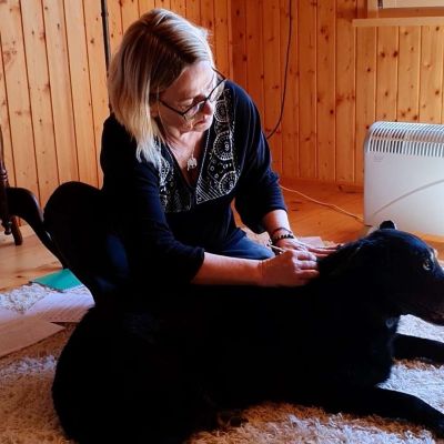 Conny macht eine tierenergische Behandlung beim Hund